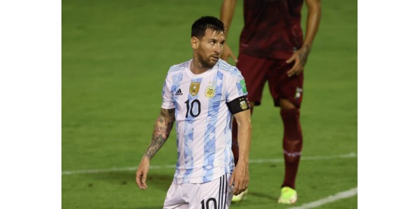 Lionel Messi møtte flere motstanderangrep i den nye sesongen